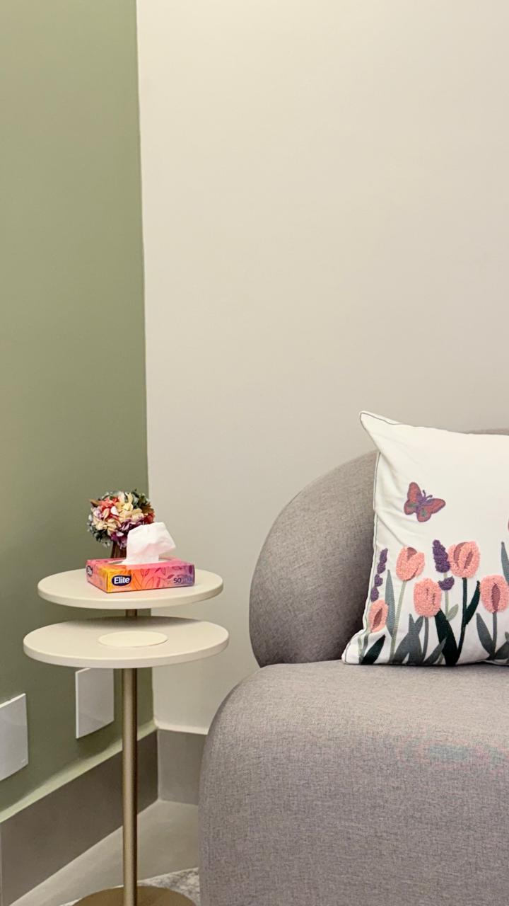 Detalhe da poltrona do consultório com mesa lateral